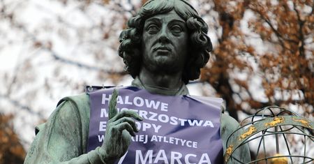 "Z Kopernika zrobili słup reklamowy". Kontrowersyjna promocja imprezy w Toruniu