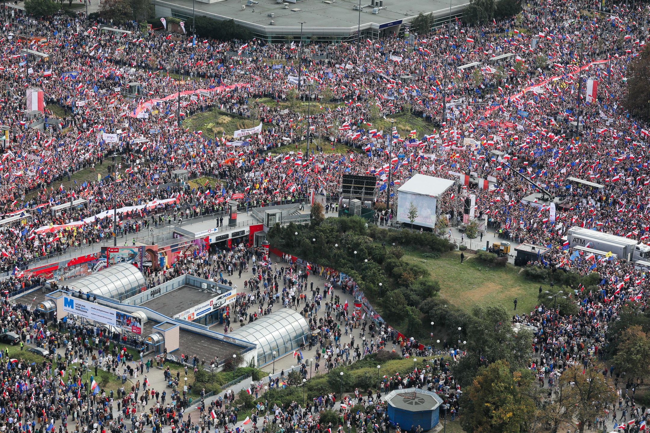 Warszawa, 01.10.2023. Kampania wyborcza do parlamentu 2023. Uczestnicy zorganizowanego przez Koalicję Obywatelską "Marszu Miliona Serc" zbierają się w centrum Warszawie, 1 bm. Marsz ruszy z Ronda Dmowskiego, przejdzie ulicami Marszałkowską, Świętokrzyską, Jana Pawła II, a zakończy się na Rondzie Radosława. (mr) PAP/Paweł Supernak