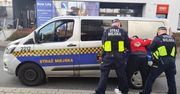 Warszawa: Groził sąsiadowi podpaleniem mieszkania, rzucił się na strażników miejskich