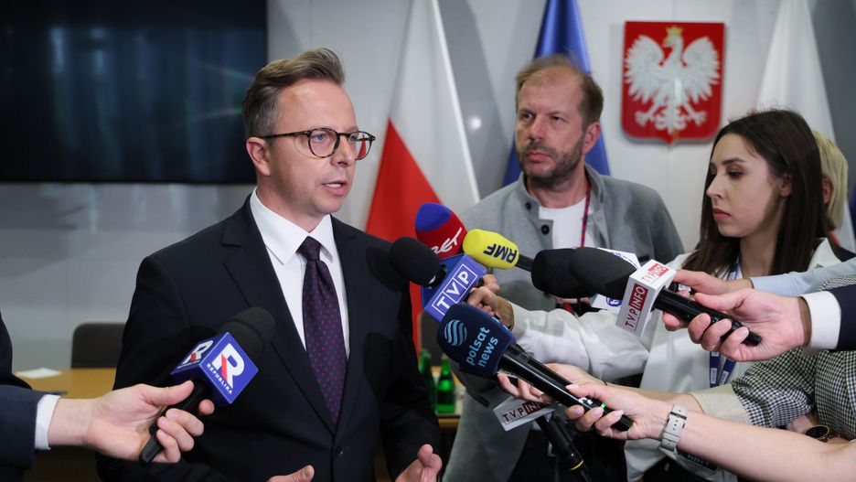 Warszawa, 16.05.2024. Przewodniczący komisji, poseł KO Dariusz Joński (L) podczas wypowiedzi dla mediów po zakończeniu posiedzenia sejmowej komisji śledczej do zbadania legalności, prawidłowości oraz celowości działań podjętych w celu przygotowania i przeprowadzenia wyborów Prezydenta Rzeczypospolitej Polskiej w 2020 r. w formie głosowania korespondencyjnego, 16 bm. w Sejmie w Warszawie. (jm) PAP/Paweł Supernak