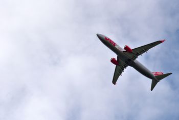 Uprawiali seks w samolocie. Załodze powiedzieli, że się modlą