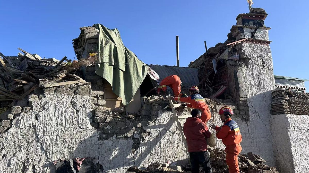 Rescuers work in an earthquake-affected area in Changsuo Township of Dingri in Xigaze, southwest China's Xizang Autonomous Region, 07 January 2025. Thirty-two people have been confirmed dead and 38 injured during the 6.8-magnitude earthquake that jolted Dingri County in the city of Xigaze in Xizang Autonomous Region at 9:05 a.m. (Beijing Time) on January 7, according to regional disaster relief headquarters. EPA/XINHUA / Jigme Dorje CHINA OUT / UK AND IRELAND OUT / MANDATORY CREDIT EDITORIAL USE ONLY Dostawca: PAP/EPA.