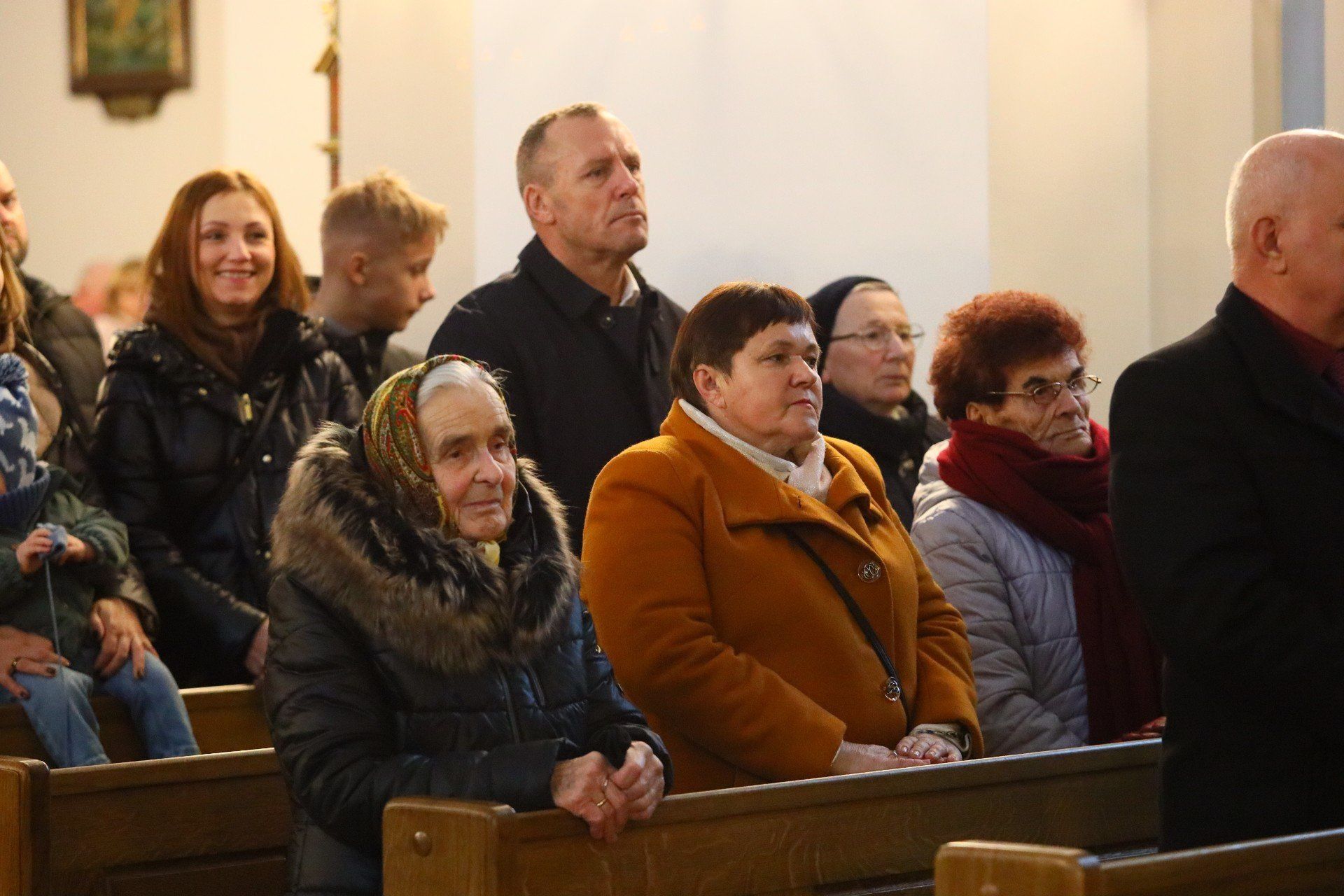 Zebrani wierni w skupieniu słuchali gry Orkiestry Dętej z Piekoszowa