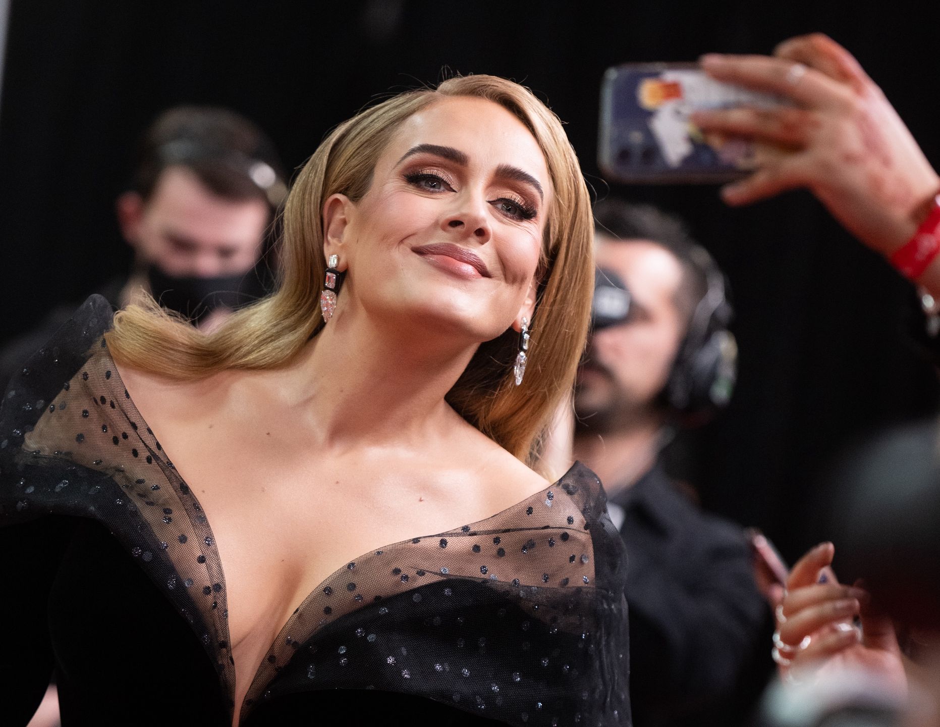 Adele poszła z ukochanym na event. Pokazała się w wydekoltowanej mini 