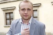 Adamczyk jest chorobliwie zazdrosny?