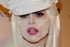 Co Lady Gaga ma na twarzy?