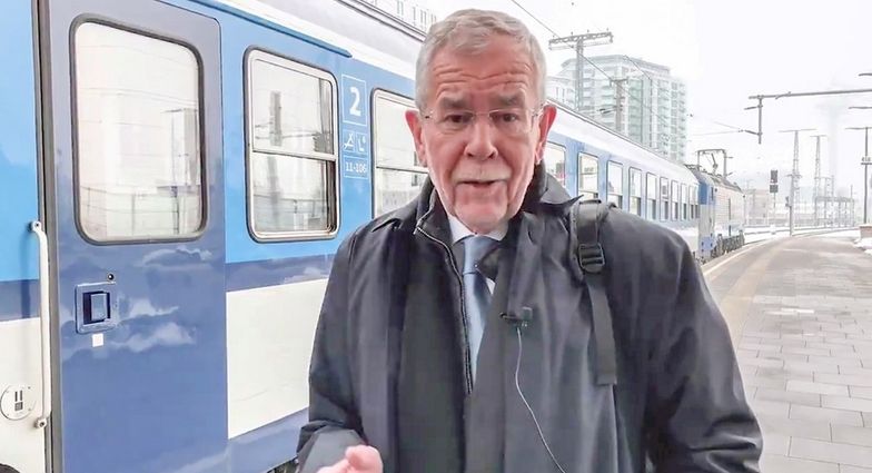 Austriacki prezydent Alexander Van der Bellen na dworcu w Wiedniu