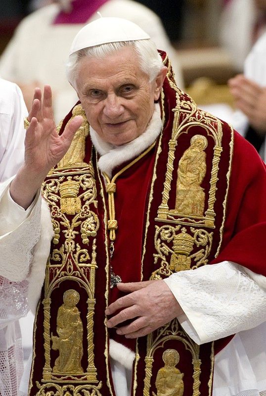 Benedykt XVI zmienia prawo. Konklawe będzie szybciej?