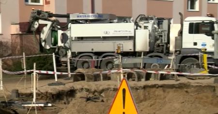 Ulica zapadła się pod samochodami. Awaria sieci wodociągowej w Bydgoszczy