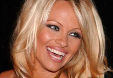 Pamela Anderson broni szympansów