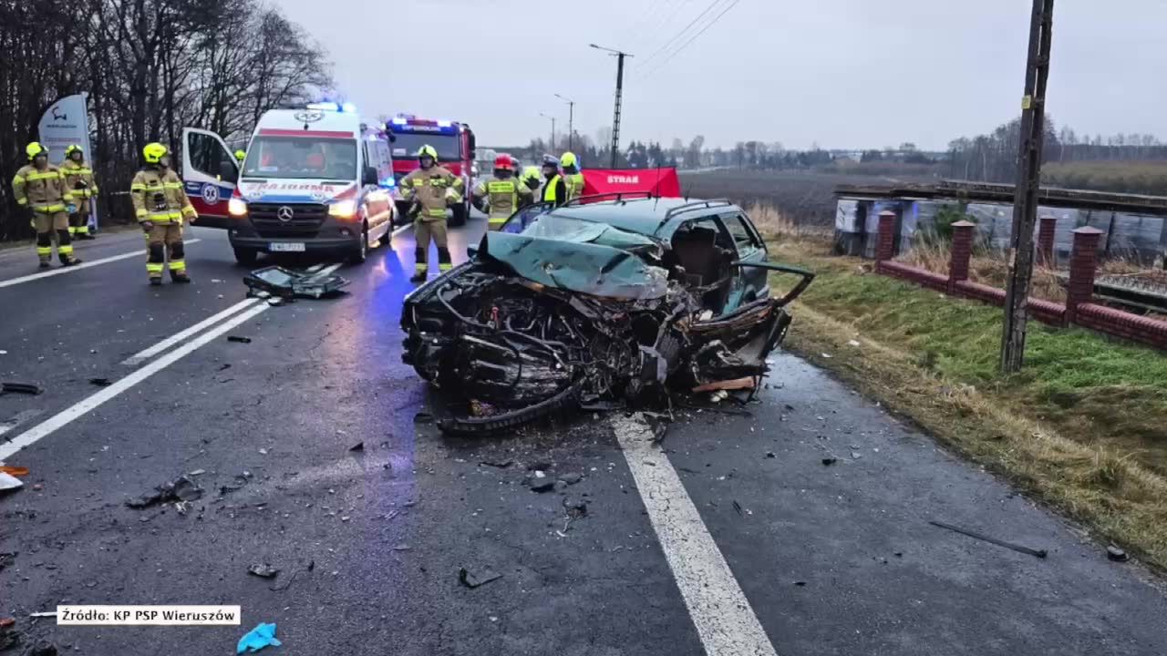 Zderzenie samochodu z autobusem w województwie łódzkim. Jedna osoba zginęła