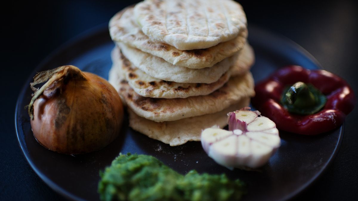 Podpłomyki to staropolskie placki pszenne, tradycyjnie wypiekane na piecu kaflowym lub na żarze i wykorzystywane w formie chleba