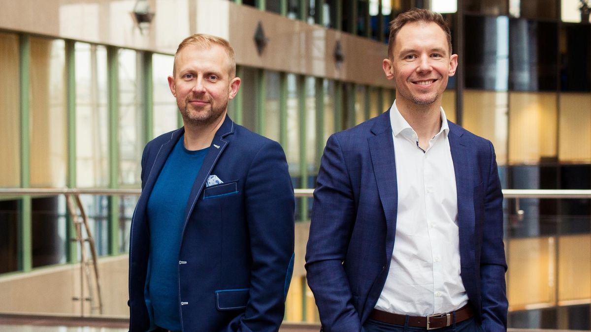 Z lewej: Paweł Kuskowski, prezes Coinfirm, z prawej: Grzegorz Pawlicki, dyrektor Biura Innowacji PKO Banku Polskiego