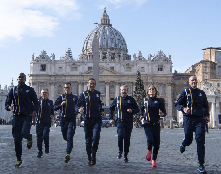 Członkowie "Athletica Vaticana"  na Placu św. Piotra / fot.: MAURIZIO BRAMBATTI / PAP / EPA