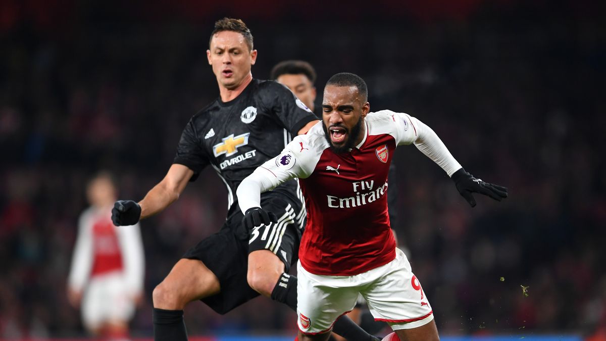 Alexandre Lacazette (z prawej) oraz Nemanja Matic (z lewej)