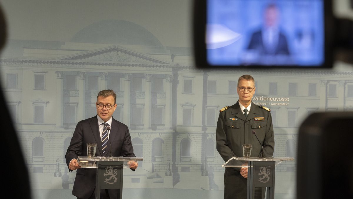 Finland's Prime Minister Petteri Orpo (L) and Rear Admiral Markku Hassinen, Deputy Chief of the Border Guard, attend a press conference on the damaged pipeline and cables in the Baltic Sea, in Helsinki, Finland, 10 October 2023. Finland's government on 10 October 2023 said the damages at an underwater gas pipeline and telecommunications cable between Finland and Estonia were likely a result of outside activity yet still to be investigated further. EPA/MAURI RATILAINEN Dostawca: PAP/EPA.