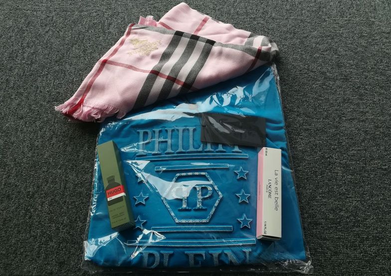 Perfumy, t-shirt i szalik kosztowały w sumie 100 zł. Za żaden z kupionych przedmiotów nie dostaliśmy paragonu