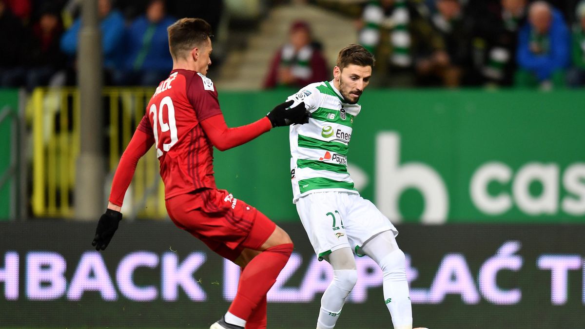 PAP / Marcin Gadomski / Na zdjęciu: zawodnik Lechii Gdańsk Filip Mladenovic (z prawej) i Matej Palcic (z lewej) z Wisły Kraków