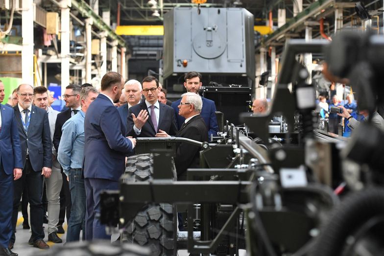 - Zmiany, które widzę w tym zakładzie, idą w dobrym kierunku - ocenił szef rządu.