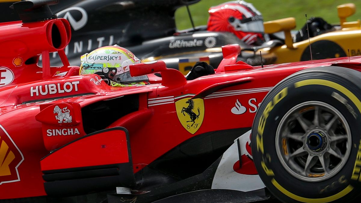Sebastian Vettel wyprzedza Nico Hulkenberga na torze Sepang