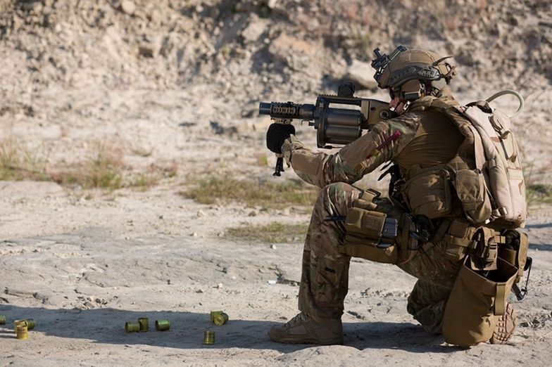 Poza bezpośrednią walką, broń przeznaczona jest również do obezwładniania.