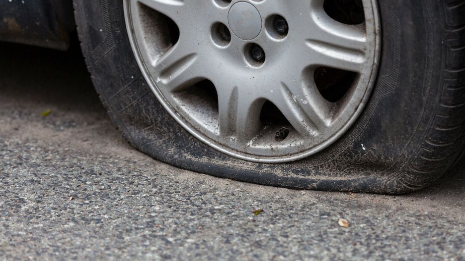 Ursynów. Sąsiad przebił sąsiadowi opony, bo nie mógł zdzierżyć jego parkowania