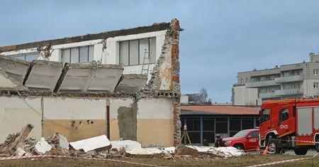 W Mławie zawaliła się hala. Pies zakończył przeszukanie gruzowiska