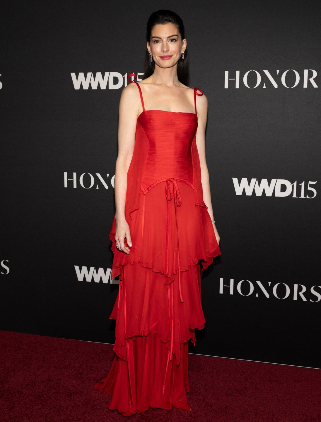 Anne Hathaway w czerwonej kreacji 