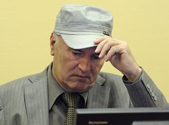 Przeklinający Mladić usunięty z sali rozpraw w Hadze.