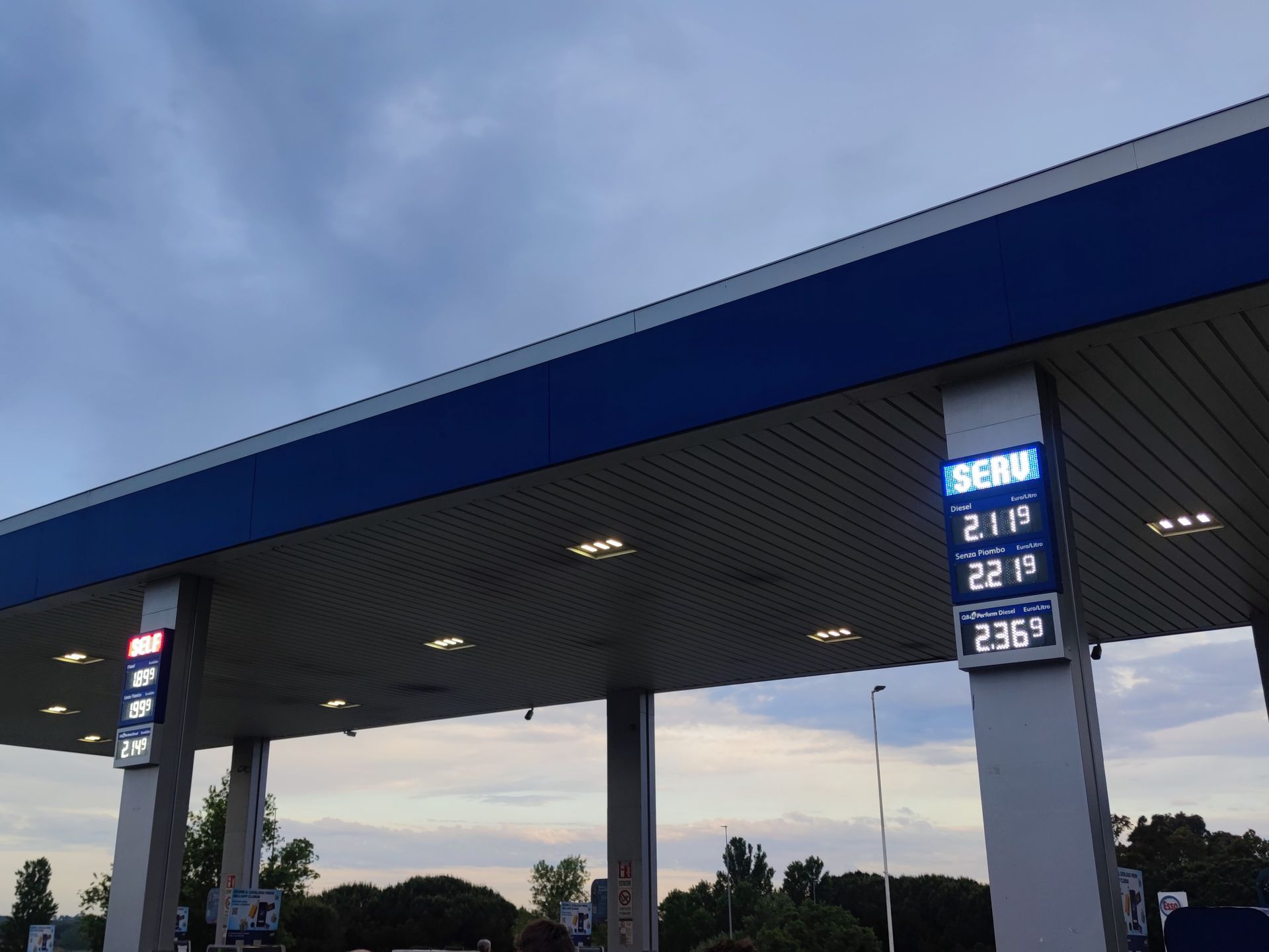 Stacja paliw we Włoszech z servito