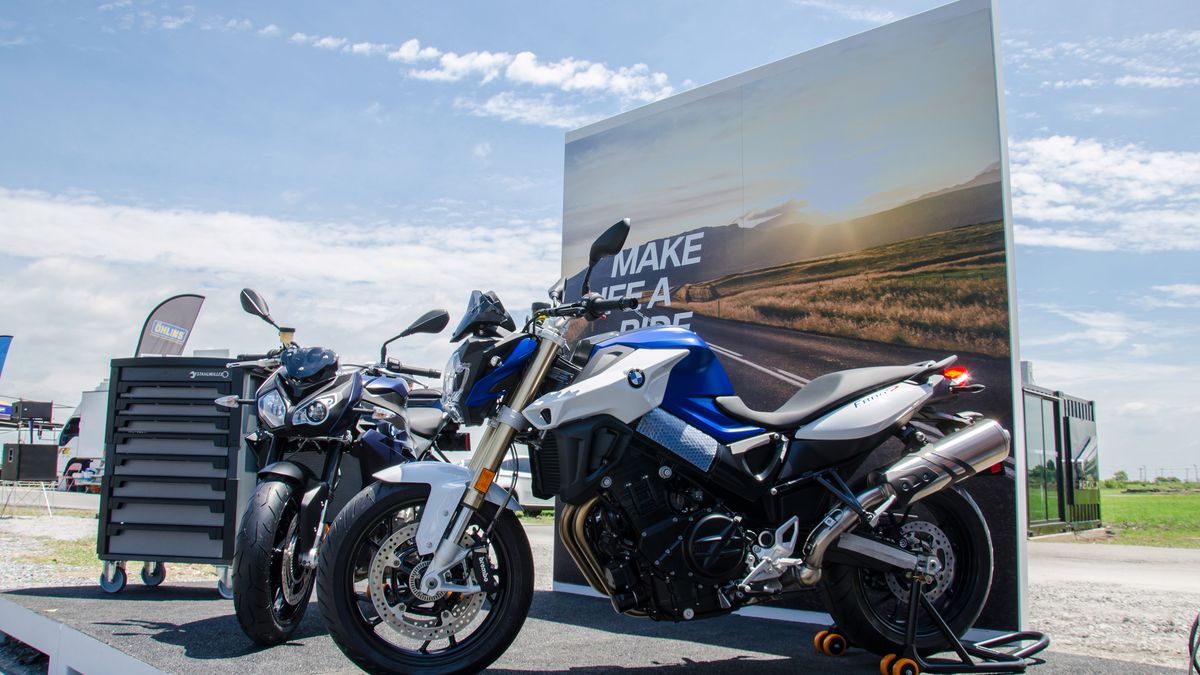 Motocykl BMW skręca, hamuje i przyspiesza bez kierowcy. (depositphotos)