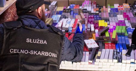 Nocny nalot KAS w Wólce Kosowskiej. 14 spraw karnych, zajęty towar wart 12 mln zł