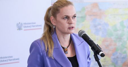 Nowacka o prawach ucznia. "Za moich czasów waliło się dzieci kijem czy linijką"