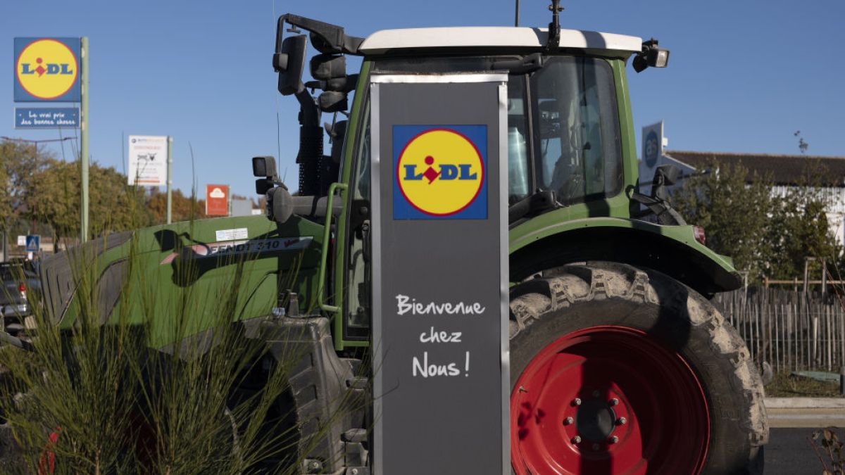 Ciągnik przed dyskontem Lidl