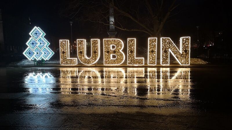 Iluminacja świąteczna jako napis Lublin z choinką