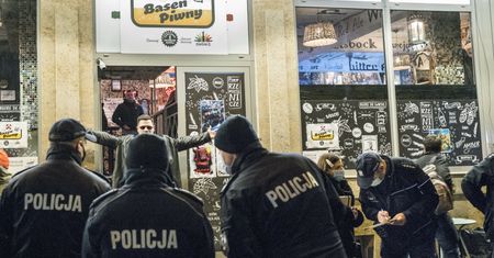 Nowe obostrzenia zabolą w całej Polsce. Prof. Andrzej Fal przyznaje, że się przeliczył