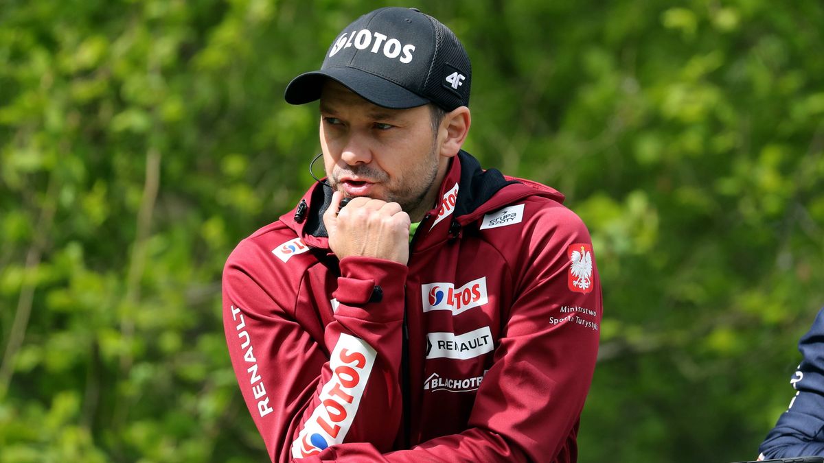 *** ZDJĘCIE ARCHIWALNE *** Na zdjęciu archiwalnym z 24.05.2021 r.: trener Michal Doleżal podczas zgrupowania reprezentacji Polski w skokach narciarskich w Szczyrku. Michal Dolezal ogłosił 25.03.2022 r., że po zakończeniu sezonu nie będzie trenerem polskich skoczków narciarskich. (paw/gj) PAP/Grzegorz Momot