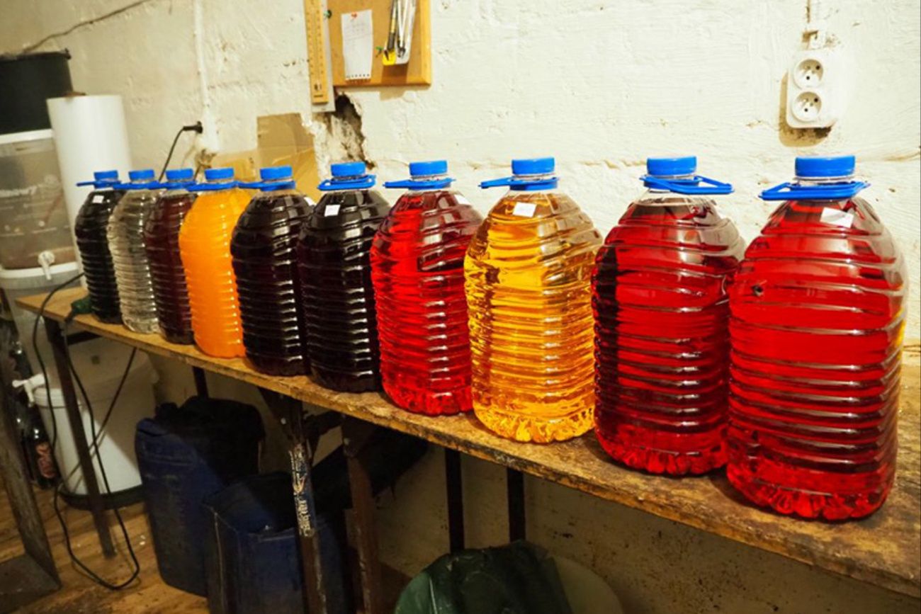 Skarbówka ostrzega przed alkoholem z bazarów. Prawie 200 akcji służb