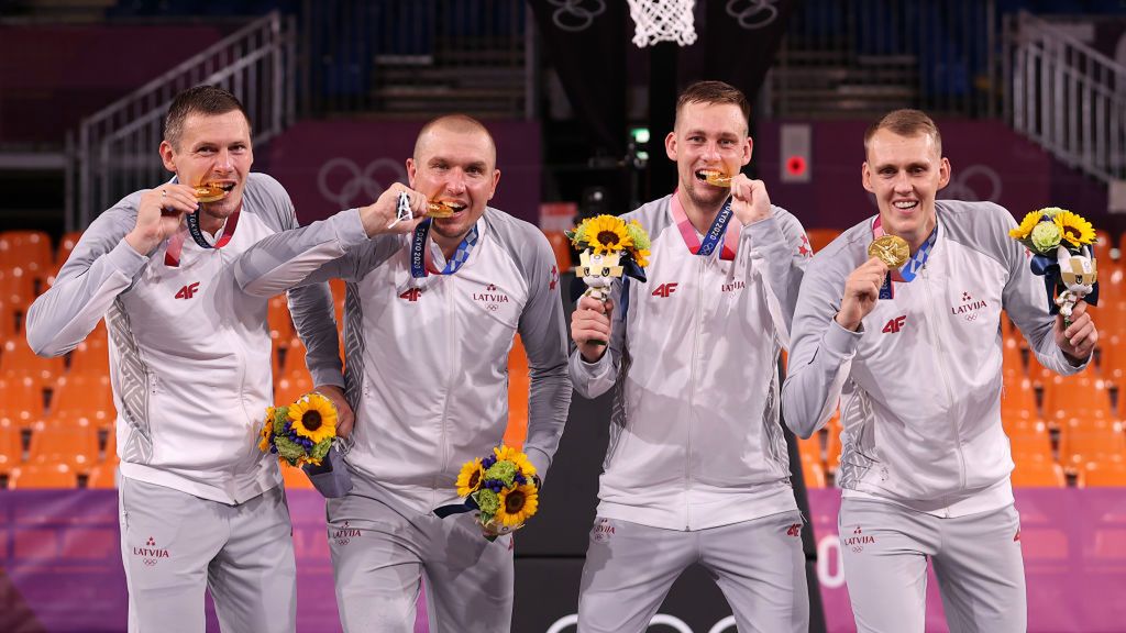 Getty Images / Christian Petersen / Od prawej dwaj koszykarze, którzy zapowiedzieli bojkot: Nauris Miezis i Karlis Lasmanis, dalej pozostali zawodnicy, którzy wywalczyli złoto w Tokio: Edgars Krumins i Agnis Cavars