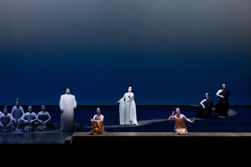 „Madame Butterfly” z Opery Paryskiej. Scena zbiorowa © Chloe Bellemere