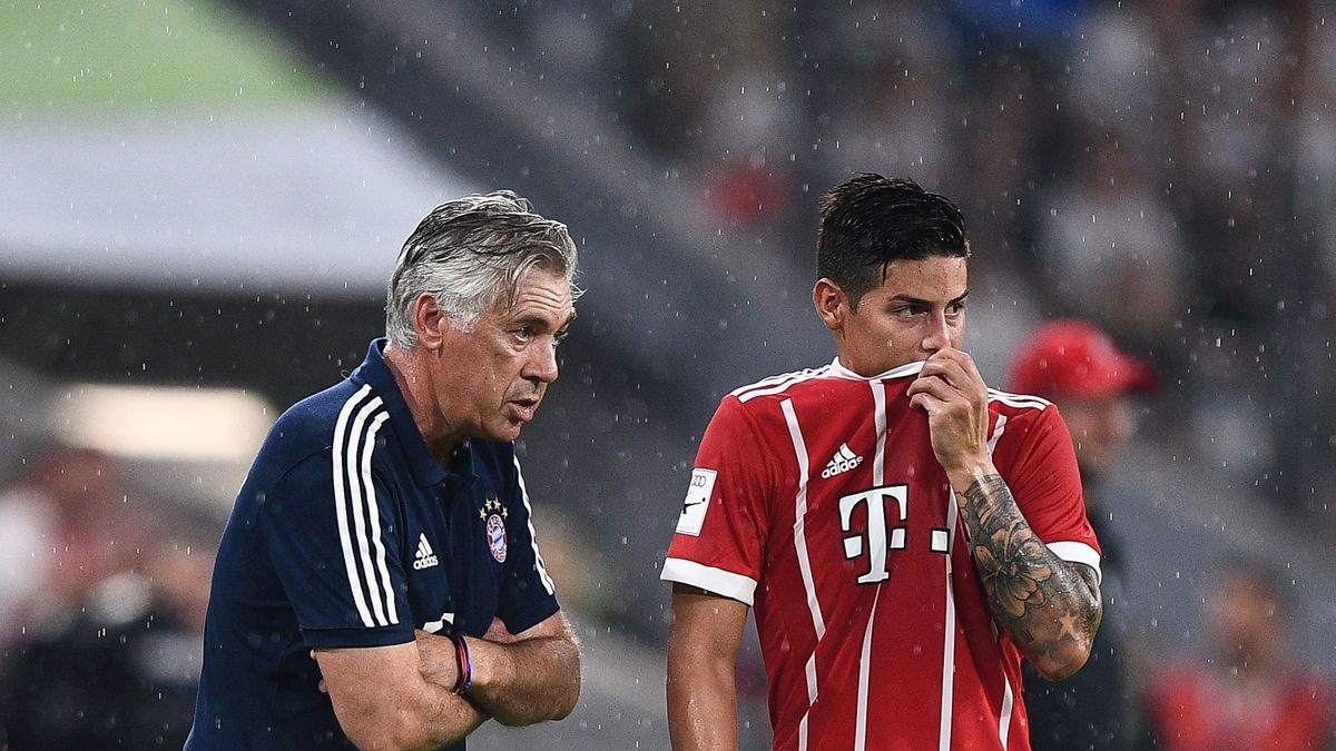 Carlo Ancelotti (z lewej) i James Rodriguez (z prawej)