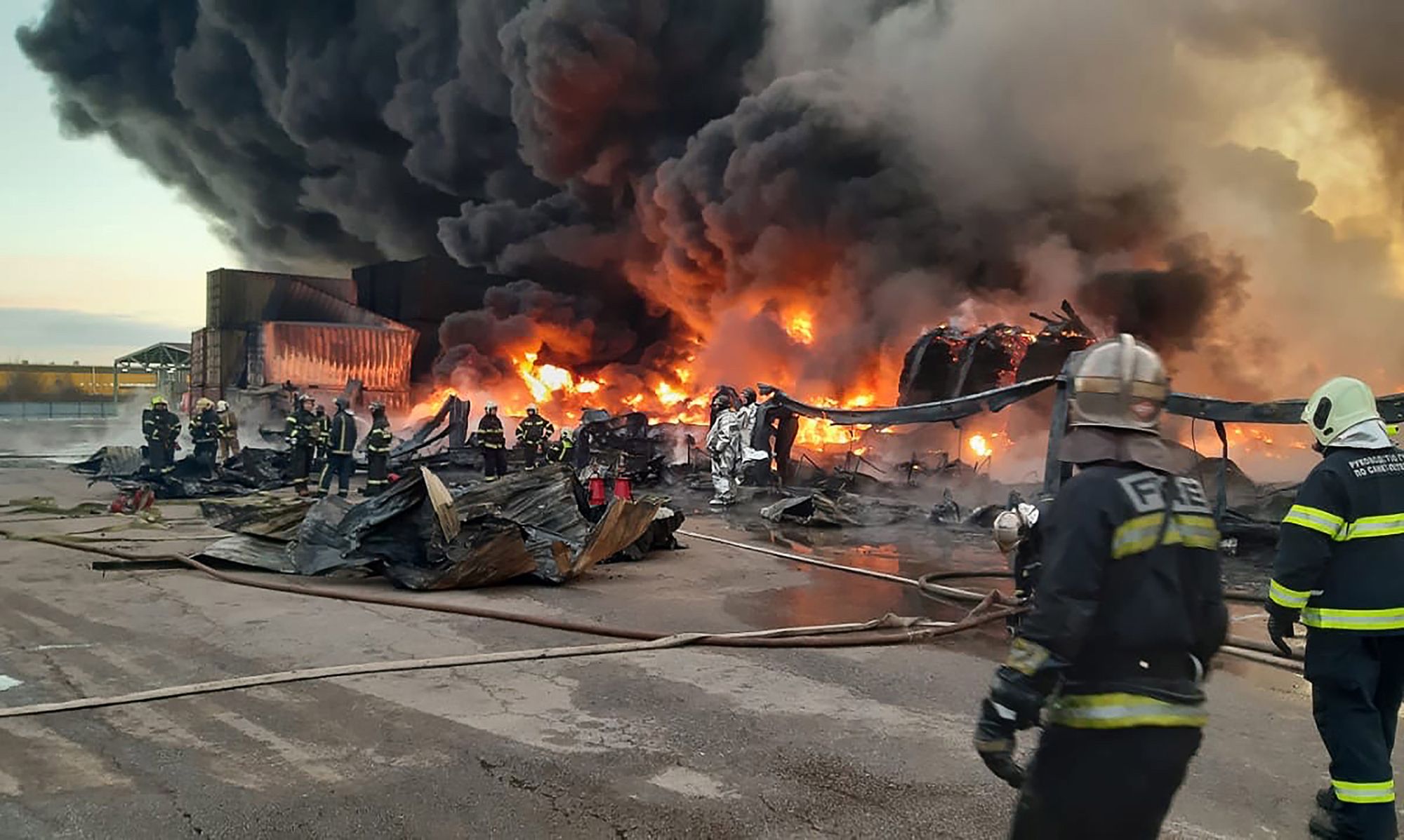 Zdjęcia ogromnego pożaru w Petersburgu. Płonie skład chemii i gumy 6