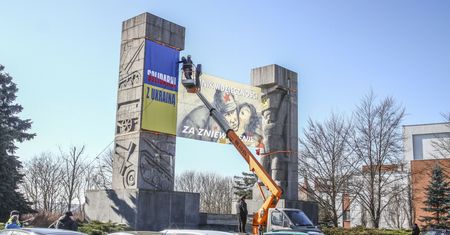 W Olsztynie radni PiS chcą usunięcia 'hańbiącego pomnika"