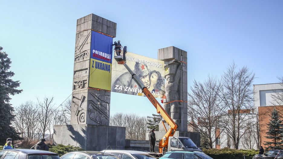 Banery "Solidarni z Ukraina", "Pomnik wdziecznosci za zniewolenia" i pomalowany "sierp i mlot" na zabytkowym pomniku Wyzwolenia Ziemi Warminsko-Mazurskiej autorstwa Xawerego Dunikowskiego