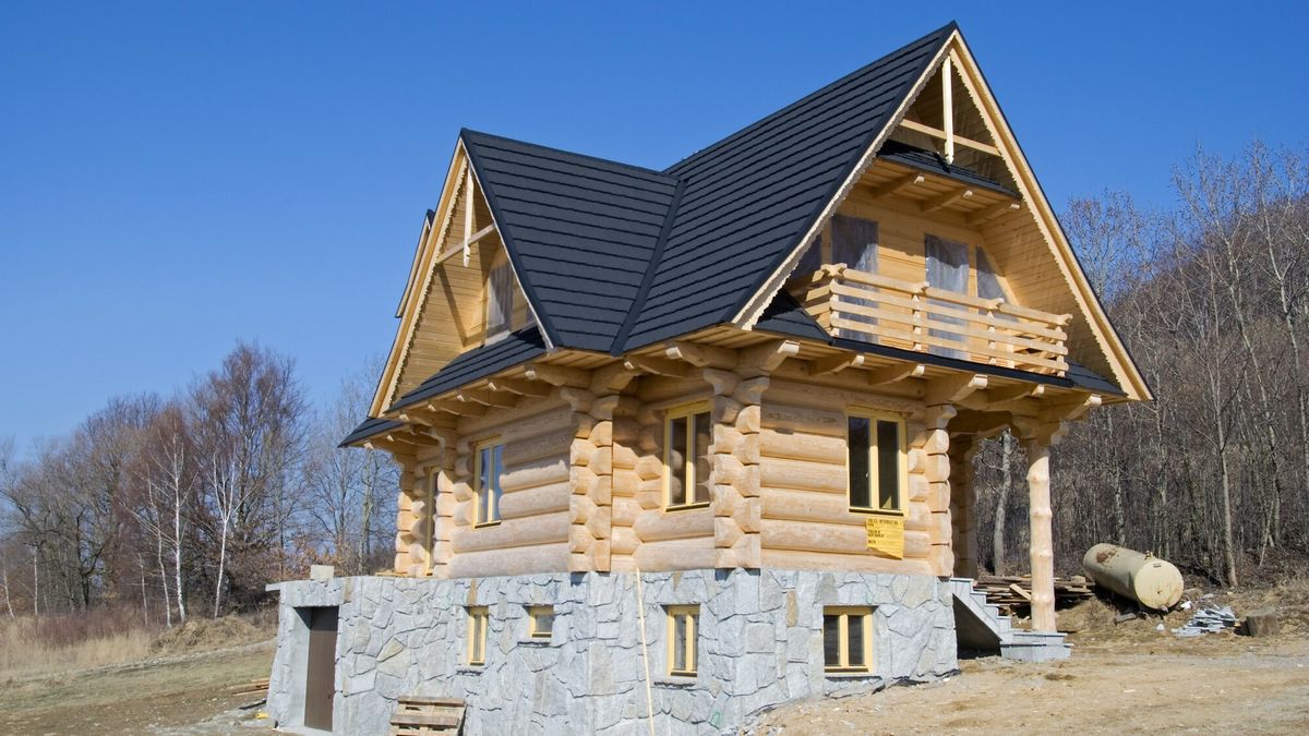 Przemys?aw Ziemacki 2012.03
PHOTO: PRZEMYSLAW ZIEMACKI/EAST NEWS 
dom bali z drewnianych z podmurowka, budowa na ukonczeniu; wooden house
PRZEMYSLAW ZIEMACKI