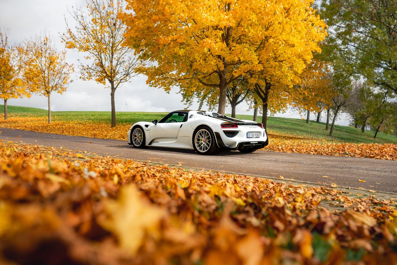 Porsche 918 Spyder vs Porsche 911 Carrera 4 GTS