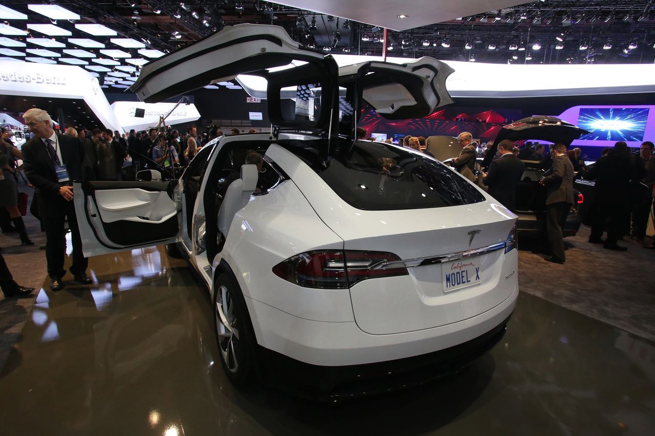 Tesla Model X. Bo każdy chce rodzinne auto z drzwiami otwieranymi do góry (fot. Tesla)