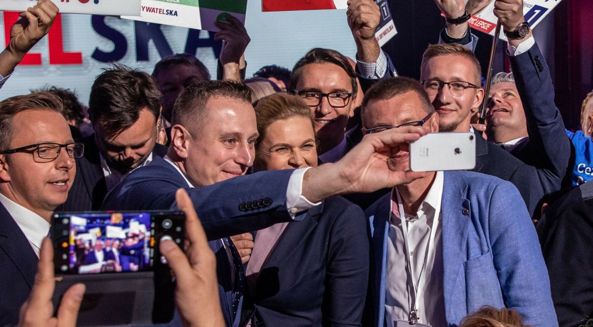 Krzysztof Brejza robi selfie w czasie konwencja Koalicji Obywatelskiej, październik 2019 roku. W czasie kampanii jego telefon był podsłuchiwany systemem Pegasus