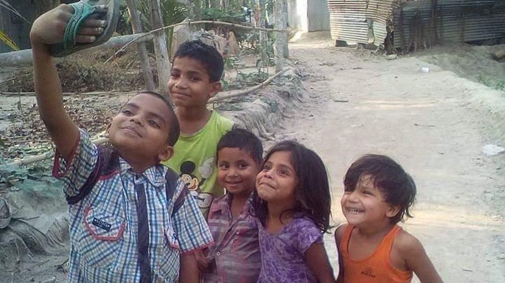 Biedne dzieci "robią zdjęcie" klapkiem. Kultura selfie dociera do slumsów 1