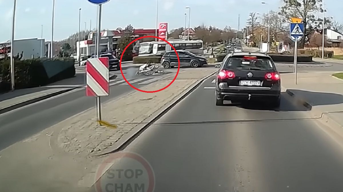 Rowerzysta gapił się w telefon. Przepadł przez kierownicę. 